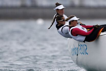 Tamara Echegoyen (i), Sofía Toro (c) y Ángela Pumariega, durante la tercera jornada de la competición.