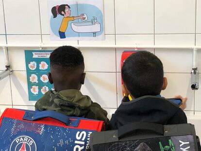 Alumnos se lavan la manos en su escuela de Roissy-en-Brie, en París, el 1 de septiembre.