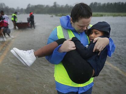 Voluntários resgatam crianças de sua casa inundada em James City, EUA