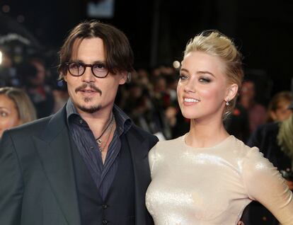 Una imagen de 2011 de Johnny Depp y Amber Heard, cuando eran pareja.