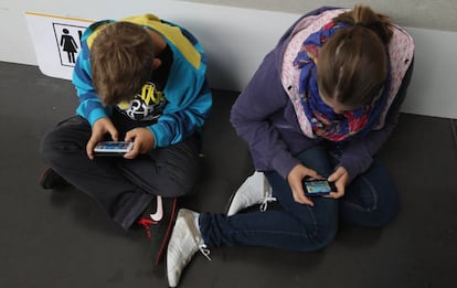 Dos adolescentes con un 'smartphone'.