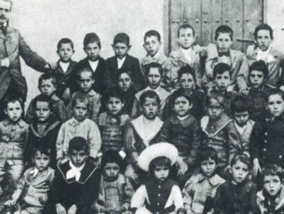 Antonio Rodr&iacute;guez Espinosa, con sus alumnos en 1899 o 1900. En el centro, con sombrero de paja, Federico Garc&iacute;a Lorca.