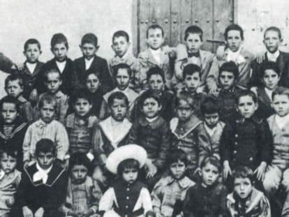 Antonio Rodr&iacute;guez Espinosa, con sus alumnos en 1899 o 1900. En el centro, con sombrero de paja, Federico Garc&iacute;a Lorca.