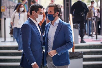 Juan Manuel Moreno y Pablo Casado a su llegada al 16 Congreso del PP Andalucía, celebrado en el Palacio de Congresos de Granada.