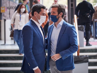 Juan Manuel Moreno y Pablo Casado a su llegada al 16 Congreso del PP Andalucía, celebrado en el Palacio de Congresos de Granada.
