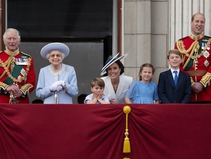 De izquierda a derecha, la reina Camila, el rey Carlos III, la reina Isabel II, el príncipe Luis, Kate Middleton, la princesa Carlota, el príncipe Jorge y el príncipe Guillermo, en el balcón del palacio de Buckingham, en Londres, el pasado junio, en las celebraciones del Jubileo de Platino de Isabel II.