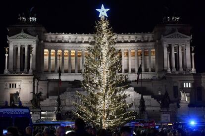 Un árbol de Navidad decora la Plaza de Venecia en Roma (Italia), el 8 de diciembre de 2017.