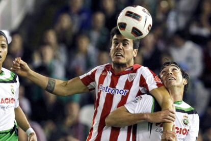 Xavi Castillo y Francis disputan un balón en la ultima jornada de Liga.