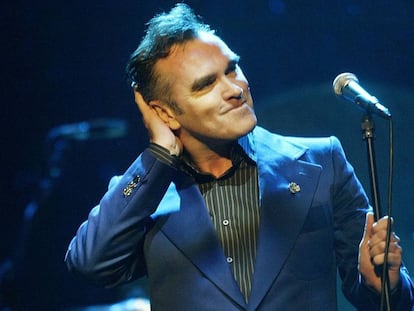Morrissey se atusa el cabello en un concierto de 2004 en California.