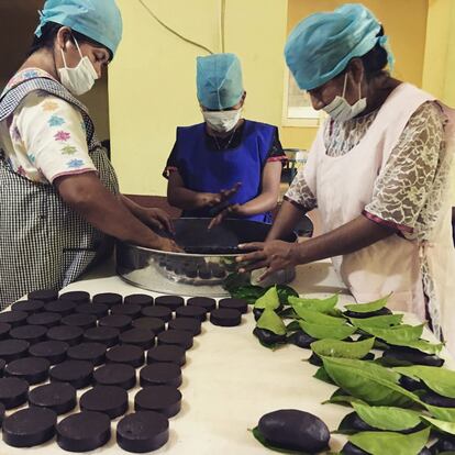 Siete mujeres amuzgas de Xochistlahuaca, Guerrero, se convirtieron en pequeñas empresarias hace seis años al elaborar chocolate artesanal, que es vendido en distintas ciudades del país.