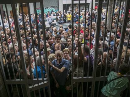 Pessoas fazem fila em um centro de Barcelona para votar.