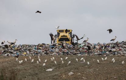Una máquina extiende los residuos en el vertedero de Pinto (Madrid) en 2018. 