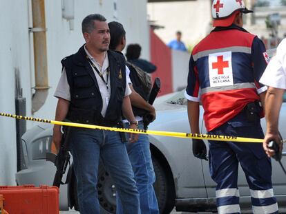 Policías y miembros de la Cruz Roja, ayer junto al casino Royale de Monterrey.