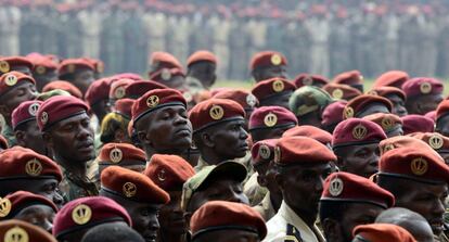 IM&Aacute;GENES QUE PUEDEN HERIR LA SENSIBILIDAD DEL LECTOR. Una ceremonia militar presidida por el Presidente interino de la Rep&uacute;blica Centroafricana, Catherine Samba Panza, ha terminado violentamente despu&eacute;s de que los soldados lincharan hasta la  muerte a un hombre, sospechoso de ser exrebelde, seg&uacute;n periodistas de AFP. Los soldados han atacado a pedradas, golpes y pu&ntilde;aladas a un joven vestido de paisano hasta causarle la muerte. Posteriormente, su cad&aacute;ver ha sido arrastrado por las calle de Bangui. 