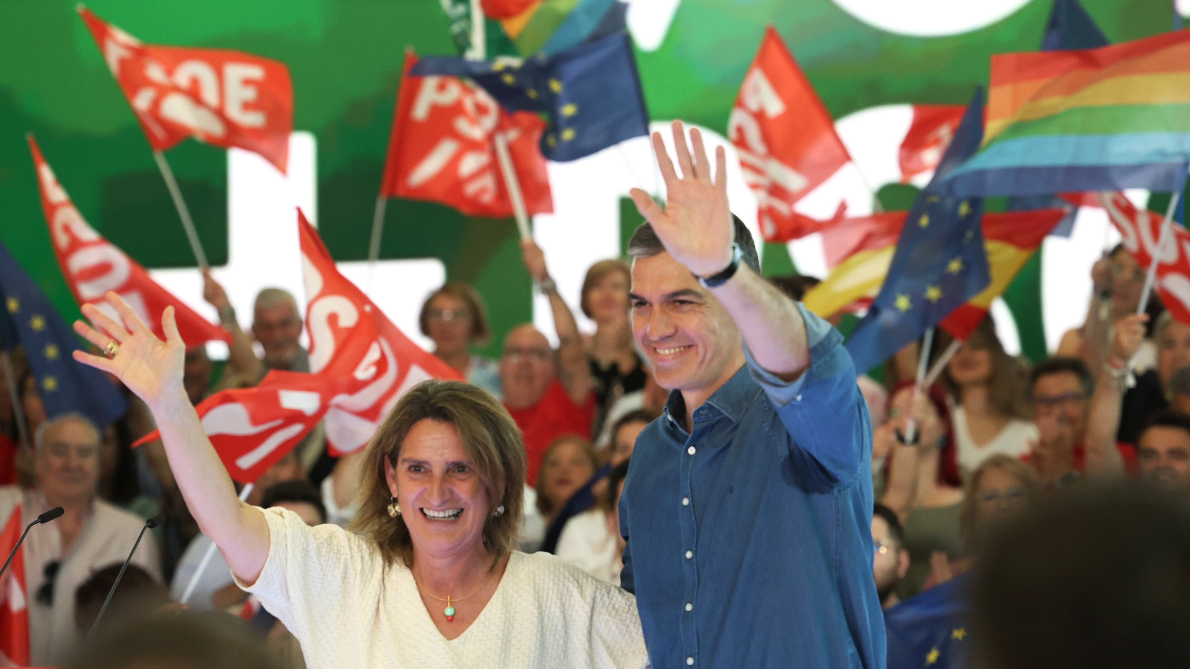 El secretario general del PSOE y presidente del Gobierno, Pedro Sánchez, y la candidata socialista a las elecciones europeas, Teresa Ribera, el 25 de mayo en Sevilla.