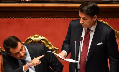 Giuseppe Conte e Matteo Salvini durante plenário no Senado.