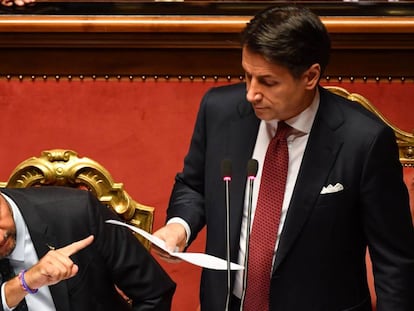 Giuseppe Conte e Matteo Salvini durante plenário no Senado.