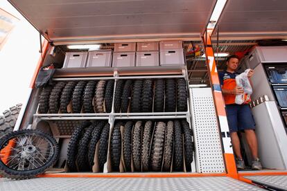 Los neumáticos gastados en el camión del equipo KTM Red Bull Rally 