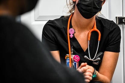 La doctora D., que trabaja en una de las clínicas de Planned Parenthood en Florida, comenta que se ha sentido abrumada por la cantidad de pacientes que vienen de otros Estados: "Antes solía atender a alrededor de 25 pacientes en un día típico de la clínica. A ahora veo alrededor de 45".