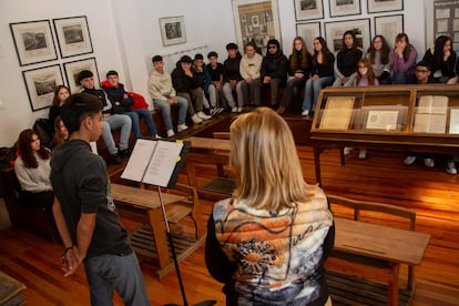 Estudiantes del instituto Antonio Machado recitan poemas del autor, este lunes 24 de febrero.