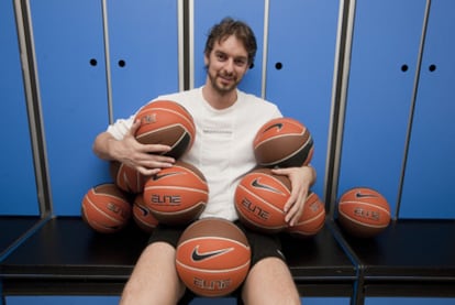 Pau Gasol posa con 10 balones, uno por cada una de sus temporadas en la NBA.