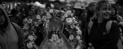 Un grupo de peregrinos ingresa al pueblo de Talpa con la imagen de la Virgen del Rosario. 