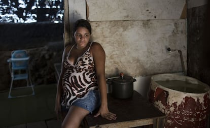 Una mujer con ocho meses de embarazo en su casa de Recife, Brasil. 