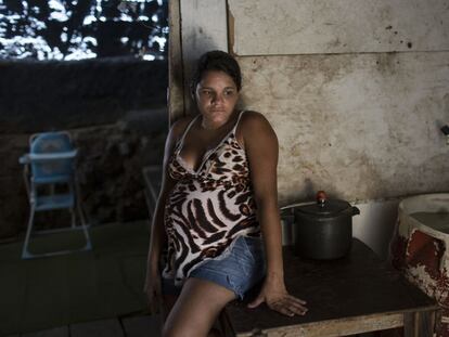 Una mujer con ocho meses de embarazo en su casa de Recife, Brasil. 