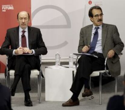 Alfredo P&eacute;rez Rubalcaba y Emilio Ontiveros, en la presentaci&oacute;n del informe de la Fundaci&oacute;n Ideas.