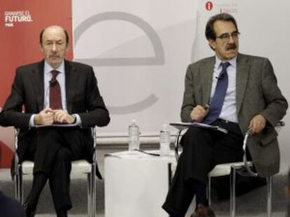 Alfredo P&eacute;rez Rubalcaba y Emilio Ontiveros, en la presentaci&oacute;n del informe de la Fundaci&oacute;n Ideas.