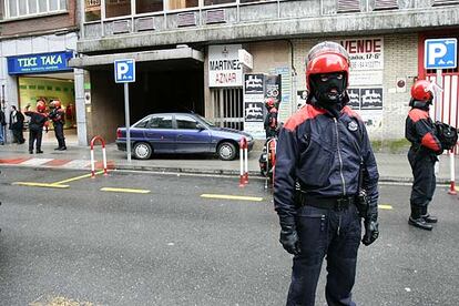 Agentes de la Ertzaintza han han precintado poco antes de las 15 horas la sede que la ilegalizada Batasuna tena en Bilbao.