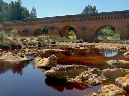 Puente romano y su reflejo sobre el río Tinto, Niebla.