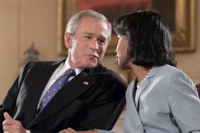 El presidente, George W. Bush, conversa con la secretaria de Estado, Condoleezza Rice, durante un acto oficial ayer en Washington.