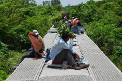Fotografía de archivo del 3 de agosto de 2012 de migrantes centroamericanos viajando en el tren La Bestia sobre el estado mexicano de Tabasco. EFE/Archivo