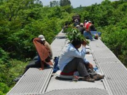 Fotografía de archivo del 3 de agosto de 2012 de migrantes centroamericanos viajando en el tren La Bestia sobre el estado mexicano de Tabasco. EFE/Archivo