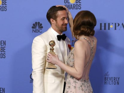 Ryan Gosling y Emma Stone posan con sus Globos de Oro.