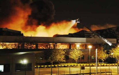 Los bomberos tratan de apagar un incendio en un almacén de Sony en Enfield, al norte de Londres.