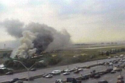 Un Airbus 340 de la compañía Air France procedente de París se ha incendiado cuando intentaba aterrizar en el aeropuerto Internacional de Pearsons de Toronto, el más importante de Canadá. Todo apunta a que el origen del accidente está en el mal tiempo que reinaba en la zona.