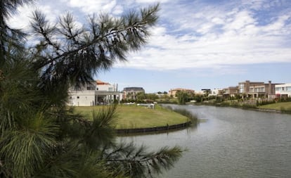 El lago en torno al que se distribuye el barrio cerrado de Nordelta, a 40 kil&oacute;metros del centro de Buenos Aires, el 13 de diciembre. 