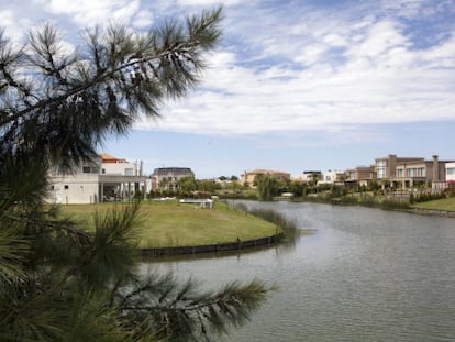 O lago em torno do qual se estende o bairro fechado de Nordelta, a 40 quilômetros do centro de Buenos Aires, em 13 de dezembro.