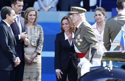 El presidente del Gobierno, la ministra de defensa y el Rey, rodeados de los duques de Palma y la duquesa de Lugo.