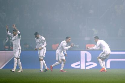 Cristiano Ronaldo, a la derecha, celebra el gol con sus compañeros.