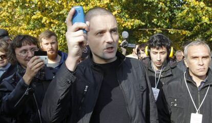 El líder opositor ruso Sergei Udaltsov (centro), frente a uno de los colegios electorales habilitados para elegir el Comité de Coordinación de la oposición.