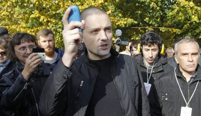 El l&iacute;der opositor ruso Sergei Udaltsov (centro), frente a uno de los colegios electorales habilitados para elegir el Comit&eacute; de Coordinaci&oacute;n de la oposici&oacute;n. 