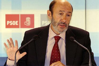 El portavoz del PSOE, Alfredo Pérez Rubalcaba, valora los resultados de la II Conferencia de presidentes.