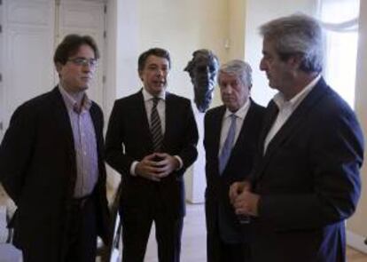 El presidente de la Comunidad de Madrid, Ignacio González (2i), conversa con el secretario general de CCOO de Madrid, Javier López (i), el secretario general de UGT-Madrid, José Ricardo Martínez (d), y el presidente de la patronal madrileña CEIM, Arturo Fernández (2d). EFE/Archivo