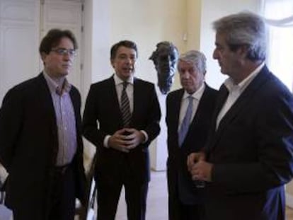 El presidente de la Comunidad de Madrid, Ignacio González (2i), conversa con el secretario general de CCOO de Madrid, Javier López (i), el secretario general de UGT-Madrid, José Ricardo Martínez (d), y el presidente de la patronal madrileña CEIM, Arturo Fernández (2d). EFE/Archivo