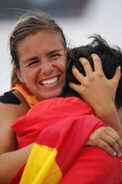 Alabau, abraza a su entrenador Nicolas Bedou tras ganar el oro en RS:X 