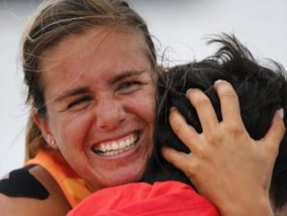 Alabau, abraza a su entrenador Nicolas Bedou tras ganar el oro en RS:X 