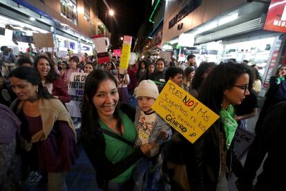 Una mujer participa con su hija en la manifestación del Día de la Mujer en San José (Costa Rica), el 8 de marzo de 2019.